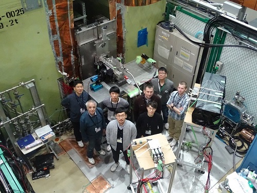 Научная группа ИЯФ СО РАН и коллеги из J PARС во время испытаний прототипа детектора. Фотография Б. Шварца