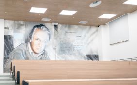 В НГУ открыли именную аудиторию выдающегося российского физика-теоретика Владимира Захарова