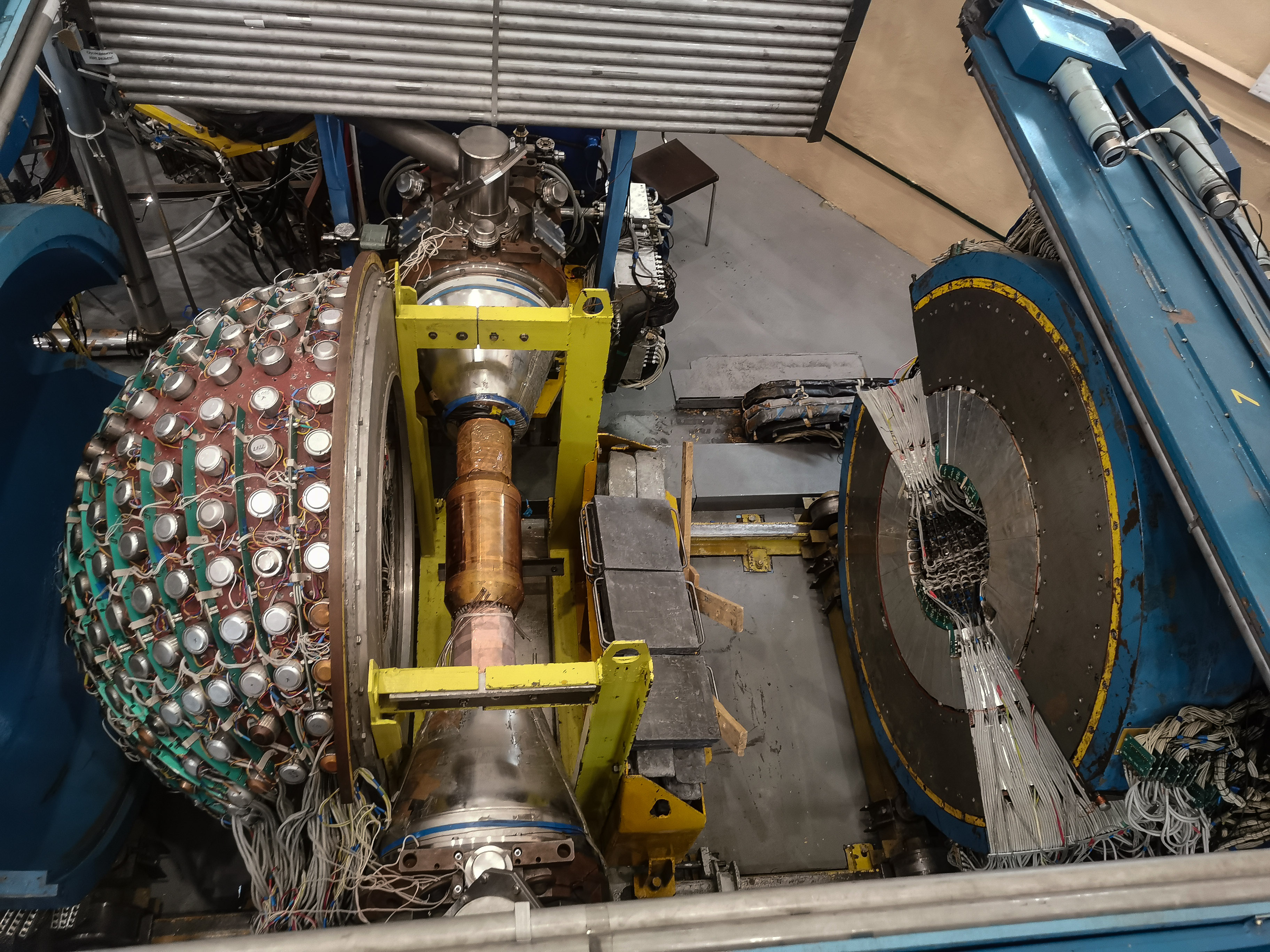 Детектор СНД коллайдера ВЭПП 2000 в открытом состоянии. Автор Т.Морозова