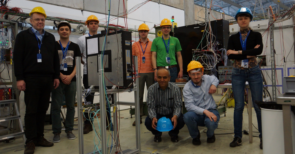 Микаэль Дюрен слева с командой исследователей на испытаниях DIRC в ЦЕРН. Фото предоставлено М