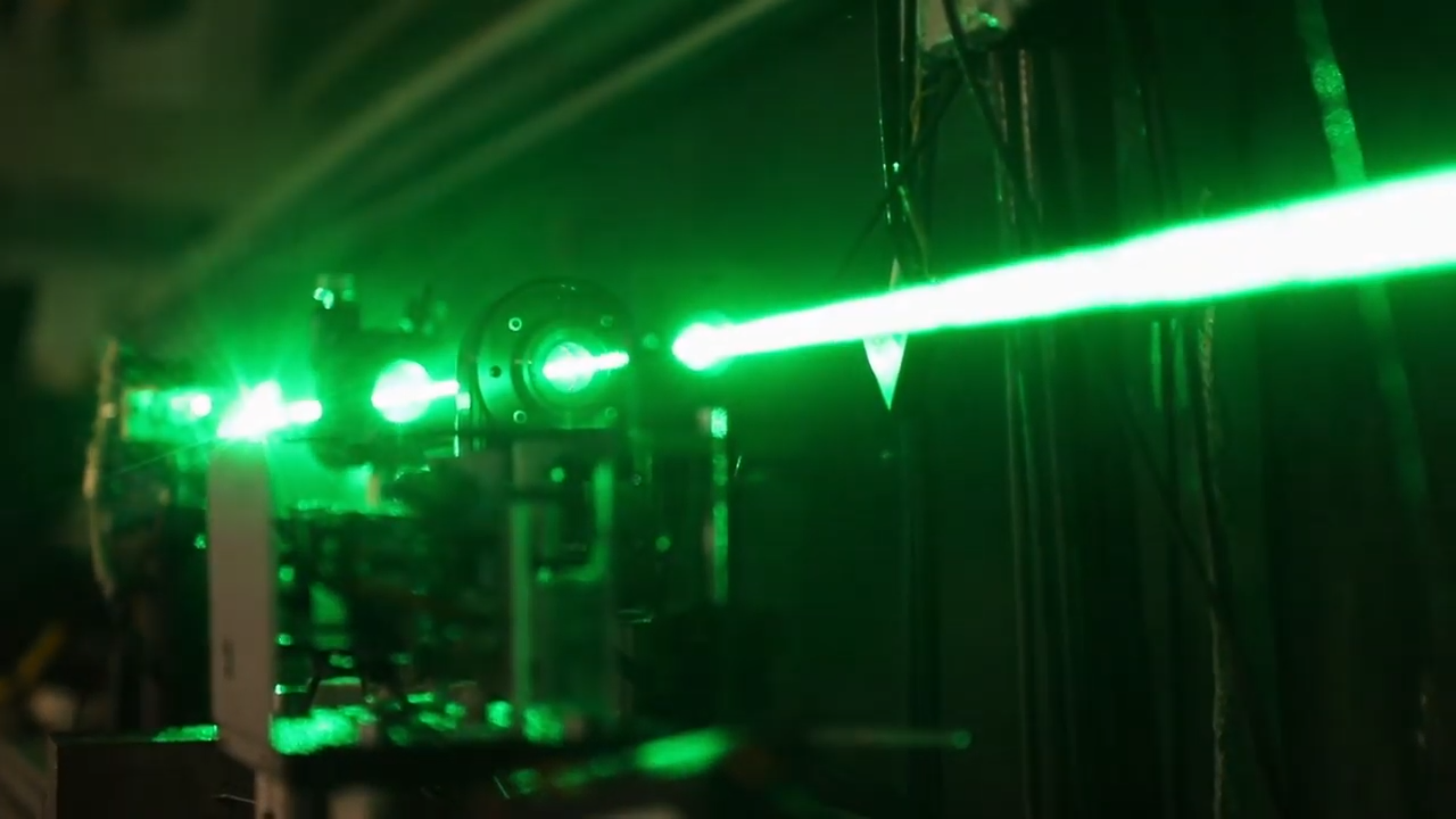 Части лазерной системы лазер дихроичное зеркало фазовая пластинка и ячейка Поккельса. Предоставлено В. Каминским